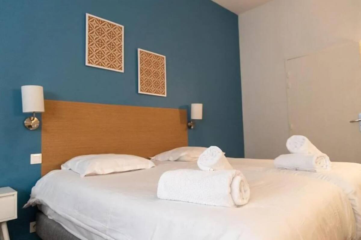 Luxe beddengoed, een kluis op de kamer, een bureau