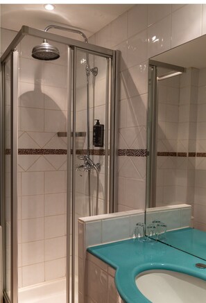 Kostenlose Toilettenartikel, Haartrockner, Handtücher, Seife