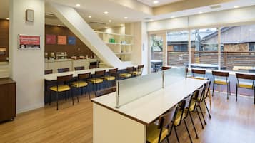 Café da manhã com buffet grátis todos os dias