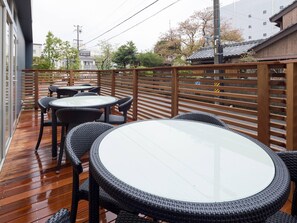 含每日吃到飽自助式早餐