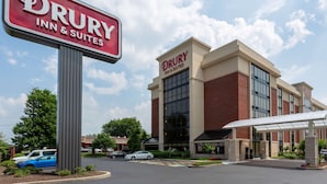A Drury Inn & Suites building with a clear sky.