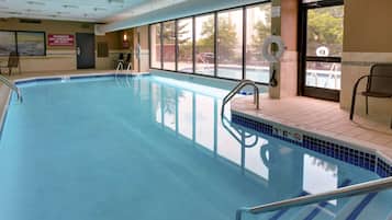 Kolam renang indoor dan kolam renang outdoor