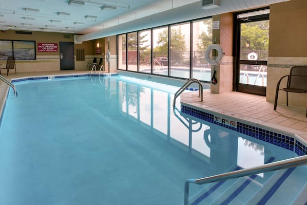 Una piscina techada, una piscina al aire libre