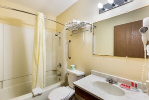 Combined shower/tub, towels