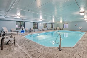 Piscine couverte, accès possible de 06 h 00 à 22 h 00, chaises longues