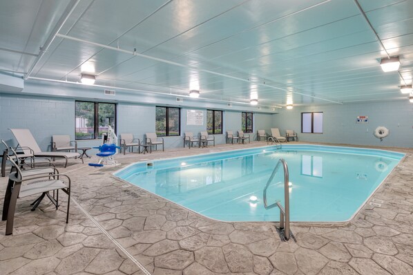 Piscina interna, funciona das 6h às 22h, espreguiçadeiras