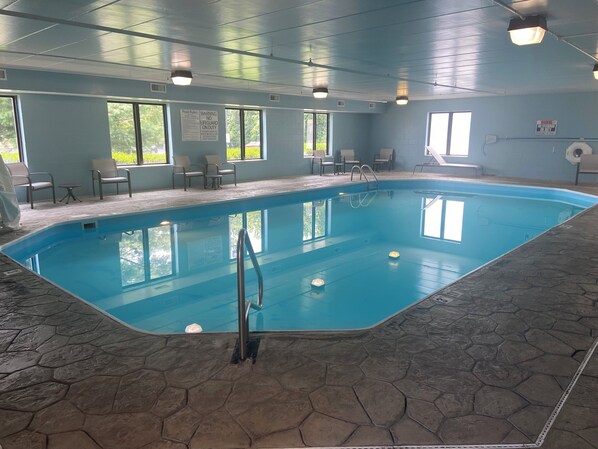 Indoor pool, sun loungers