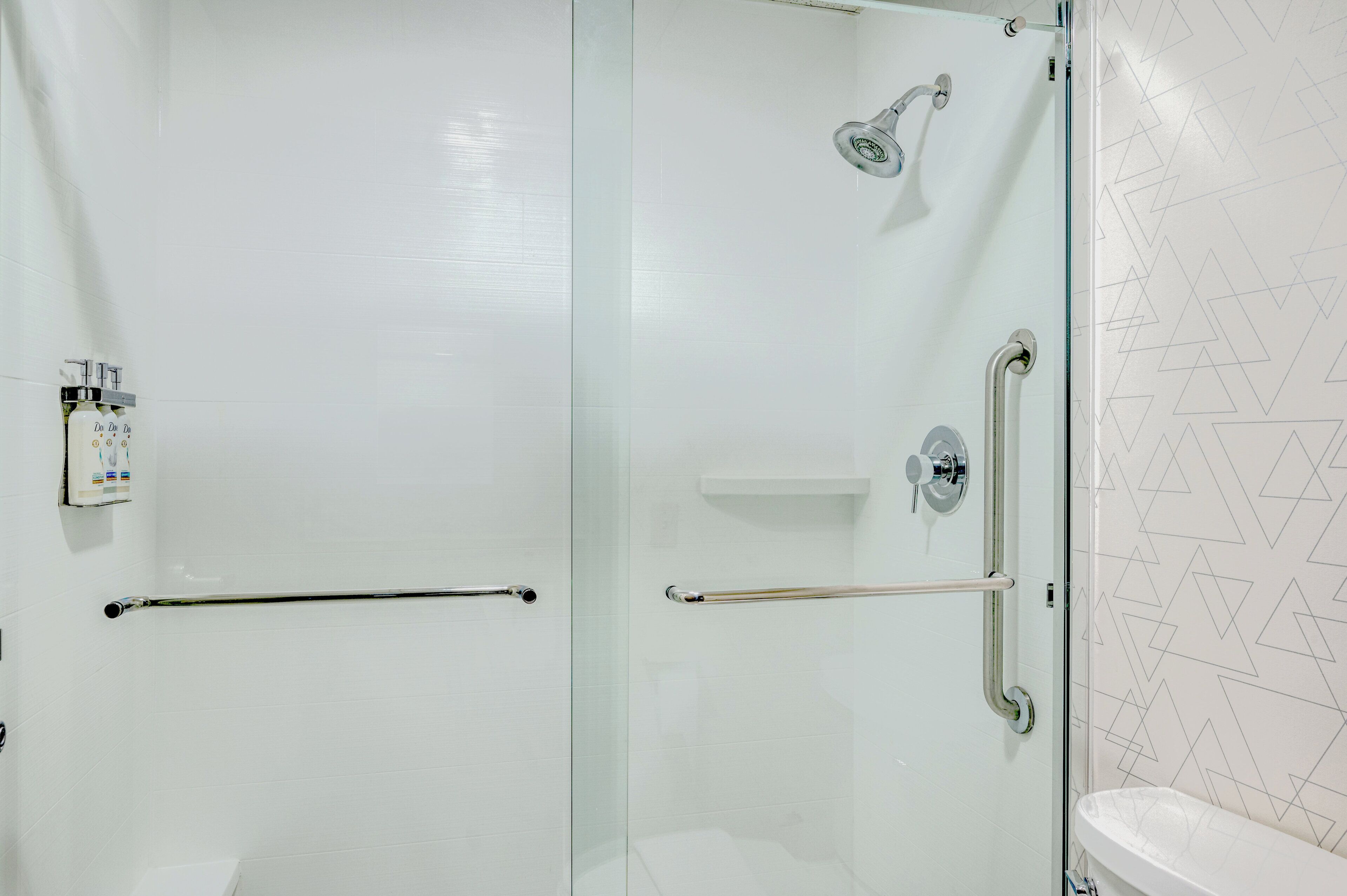 combined shower/bathtub, hair dryer, towels