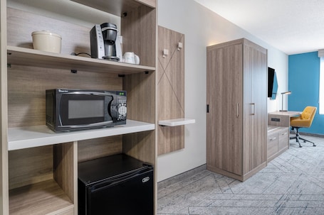 Colchones con pillow-top y caja de seguridad en la habitación . Holiday Inn Express & Suites Gahanna/Columbus Airport by IHG