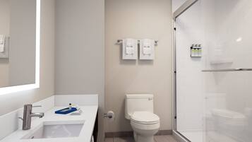 Combined shower/tub, free toiletries, hair dryer, towels