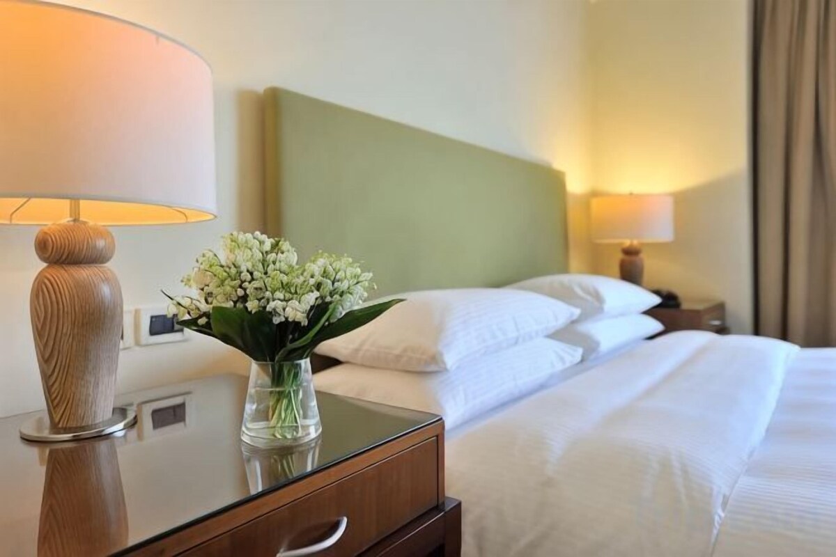 Premium bedding, in-room safe, desk, blackout drapes