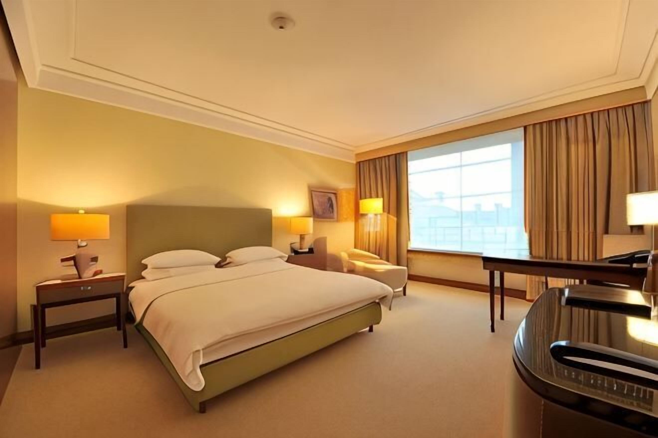 Luxe beddengoed, een kluis op de kamer, een bureau