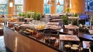 Una barra de buffet con diversas opciones de comida y una amplia encimera.