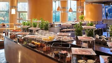 Se ofrece un desayuno bufé (110 PLN por persona)