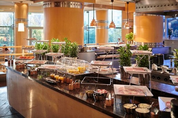 Desayuno buffet diario (PLN 110 por persona)