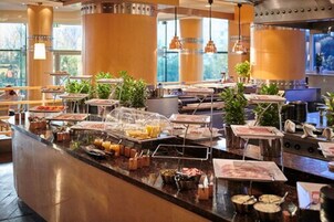 Daily buffet breakfast (PLN 110 per person)