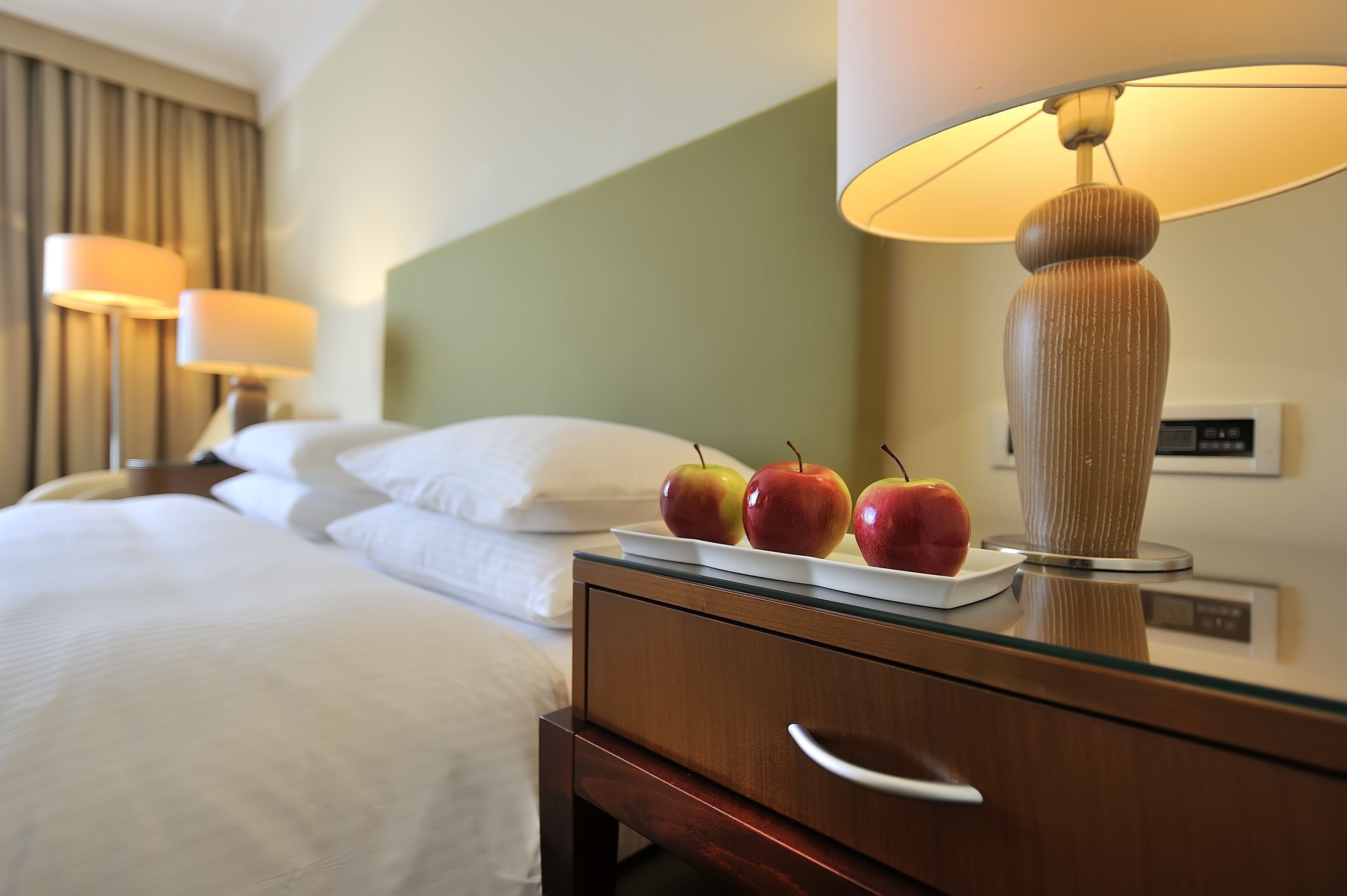 Luxe beddengoed, een kluis op de kamer, een bureau