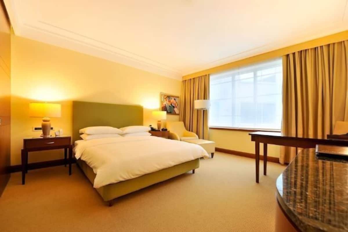 Premium bedding, in-room safe, desk, blackout curtains