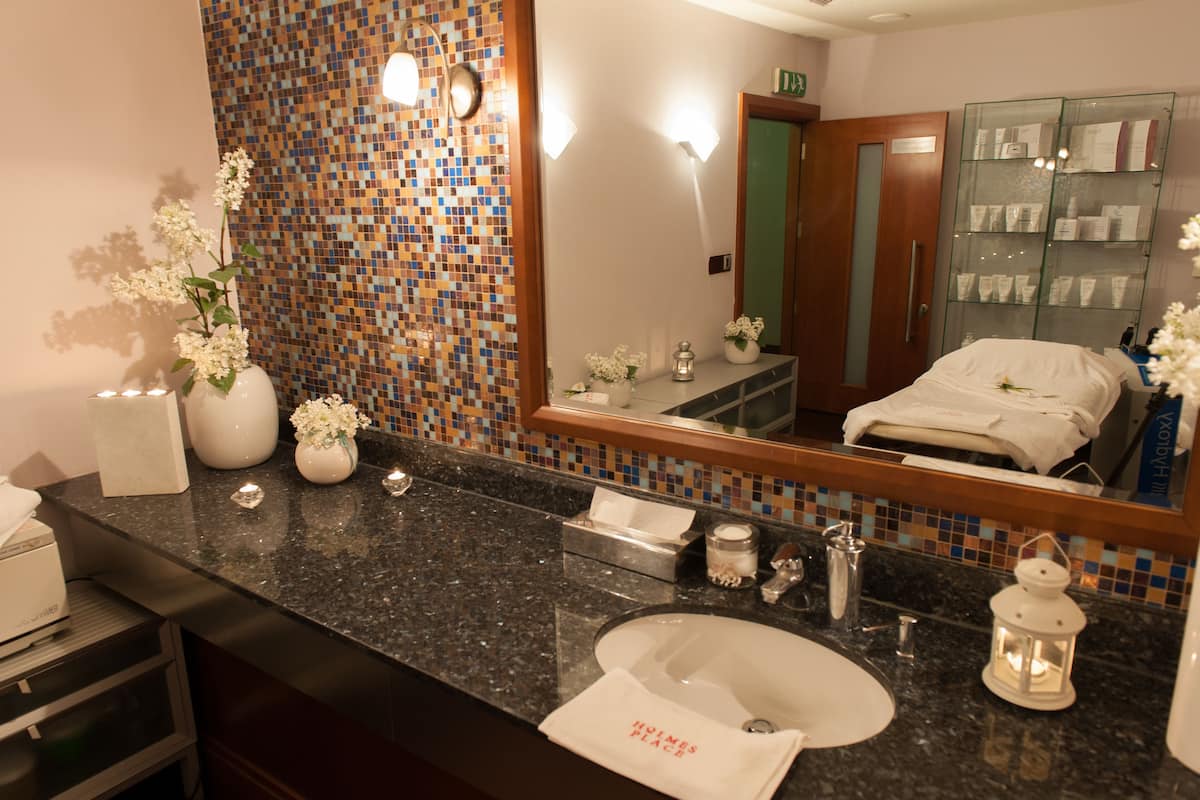 sauna, hot tub, steam room, turkish bath/hammam, body treatments