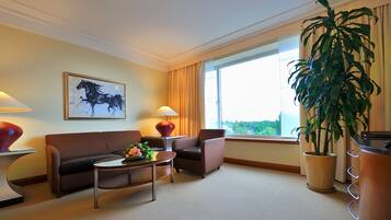 Junior Suite | Living room | Flat-screen TV, iPod dock