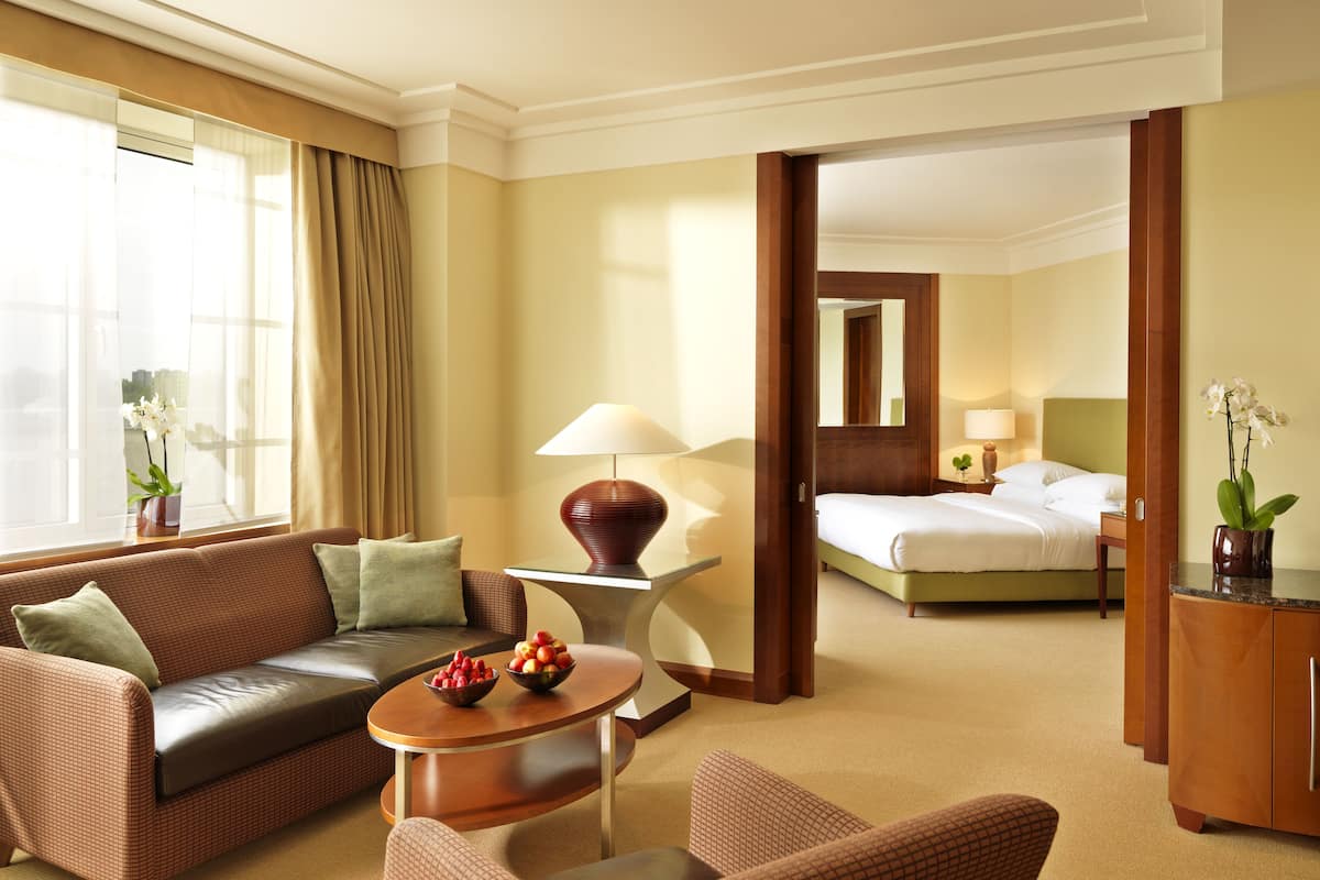 Executive Suite | Premium bedding, in-room safe, desk, blackout drapes