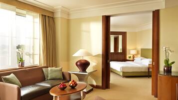 Executive Suite | Premium bedding, in-room safe, desk, blackout drapes