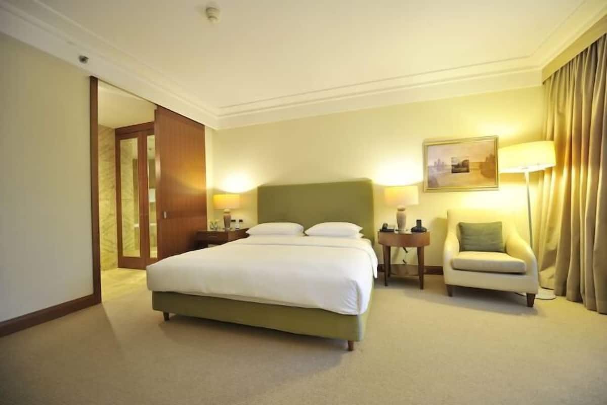 Premium bedding, in-room safe, desk, blackout curtains