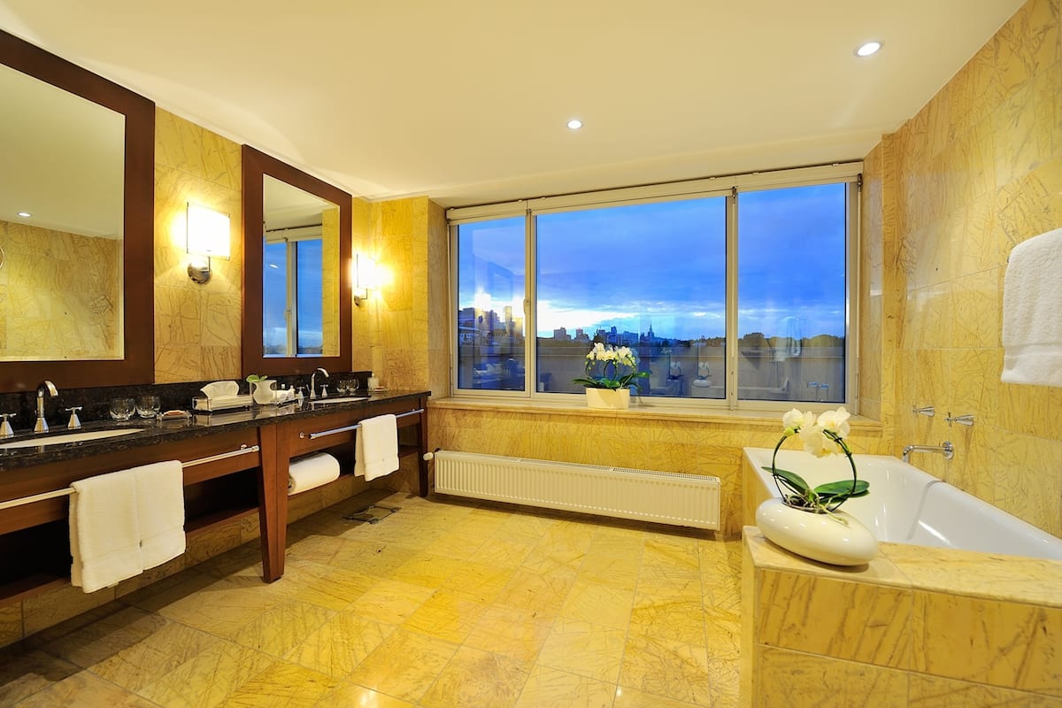 separate bathtub and shower, rainfall showerhead, free toiletries