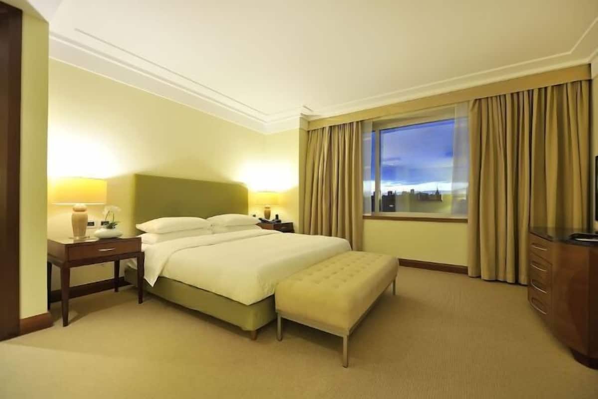 Premium bedding, in-room safe, desk, blackout curtains