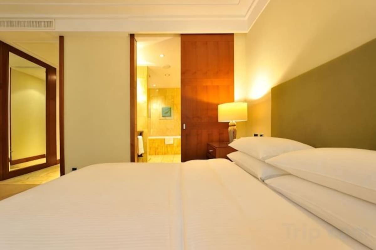 Premium bedding, in-room safe, desk, blackout drapes