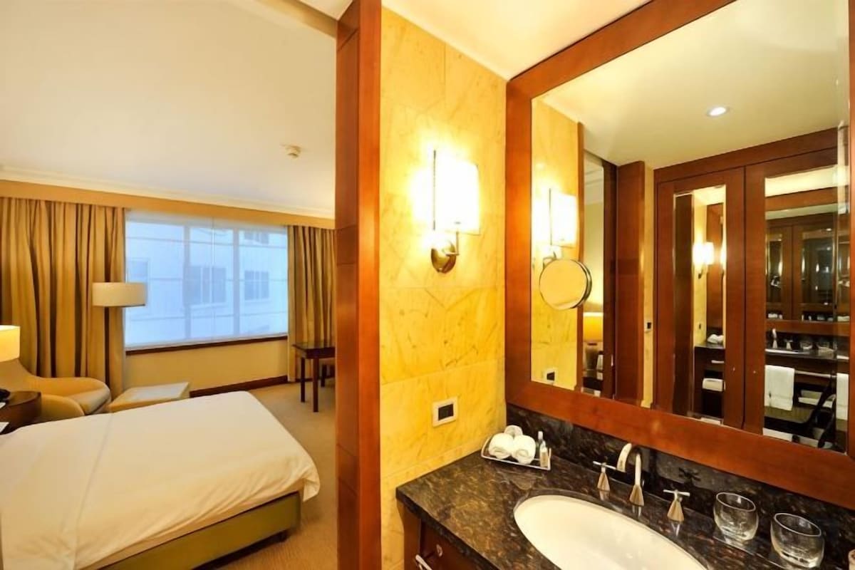Premium bedding, in-room safe, desk, blackout drapes