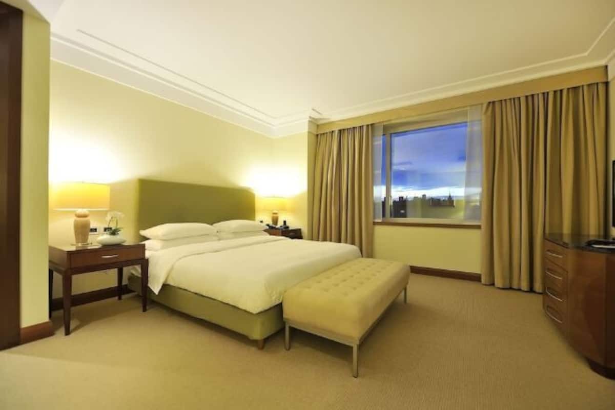 Premium bedding, in-room safe, desk, blackout curtains