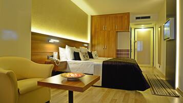 Standard Room | Minibar, in-room safe, iron/ironing board, free WiFi