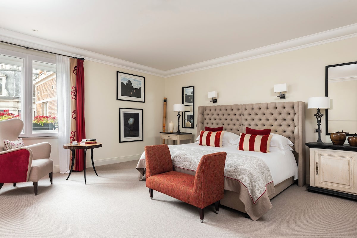 Premium bedding, minibar, in-room safe, desk