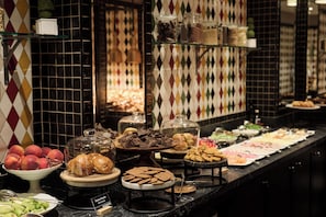 Petit déjeuner servi sur place
