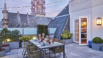 Bộ đồ giường cao cấp, minibar, két bảo mật tại phòng, bàn