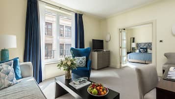 Classic Suite | Living area | Flat-screen TV, pay films
