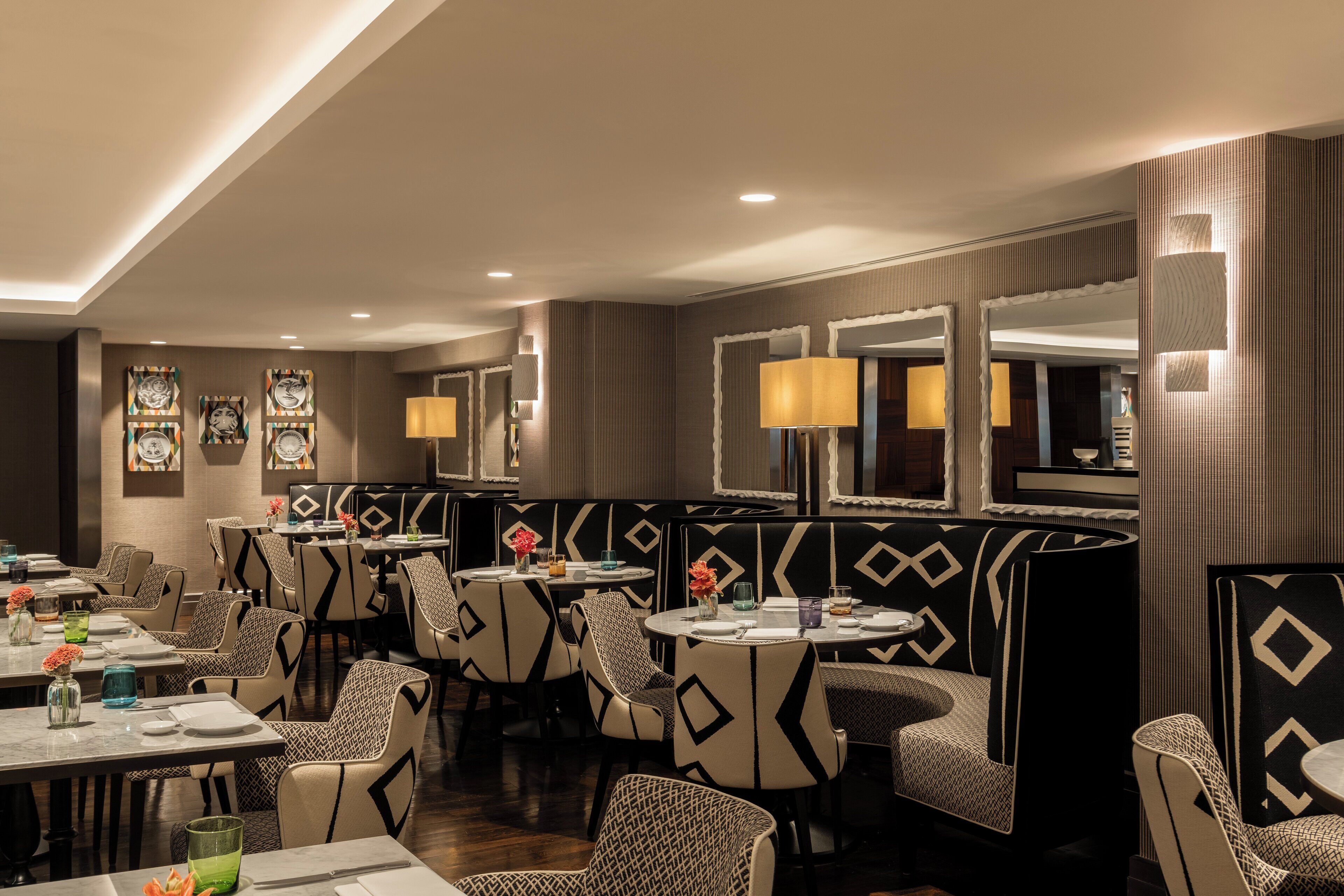 Un restaurante con cabinas y mesas, algunas decoradas con flores.