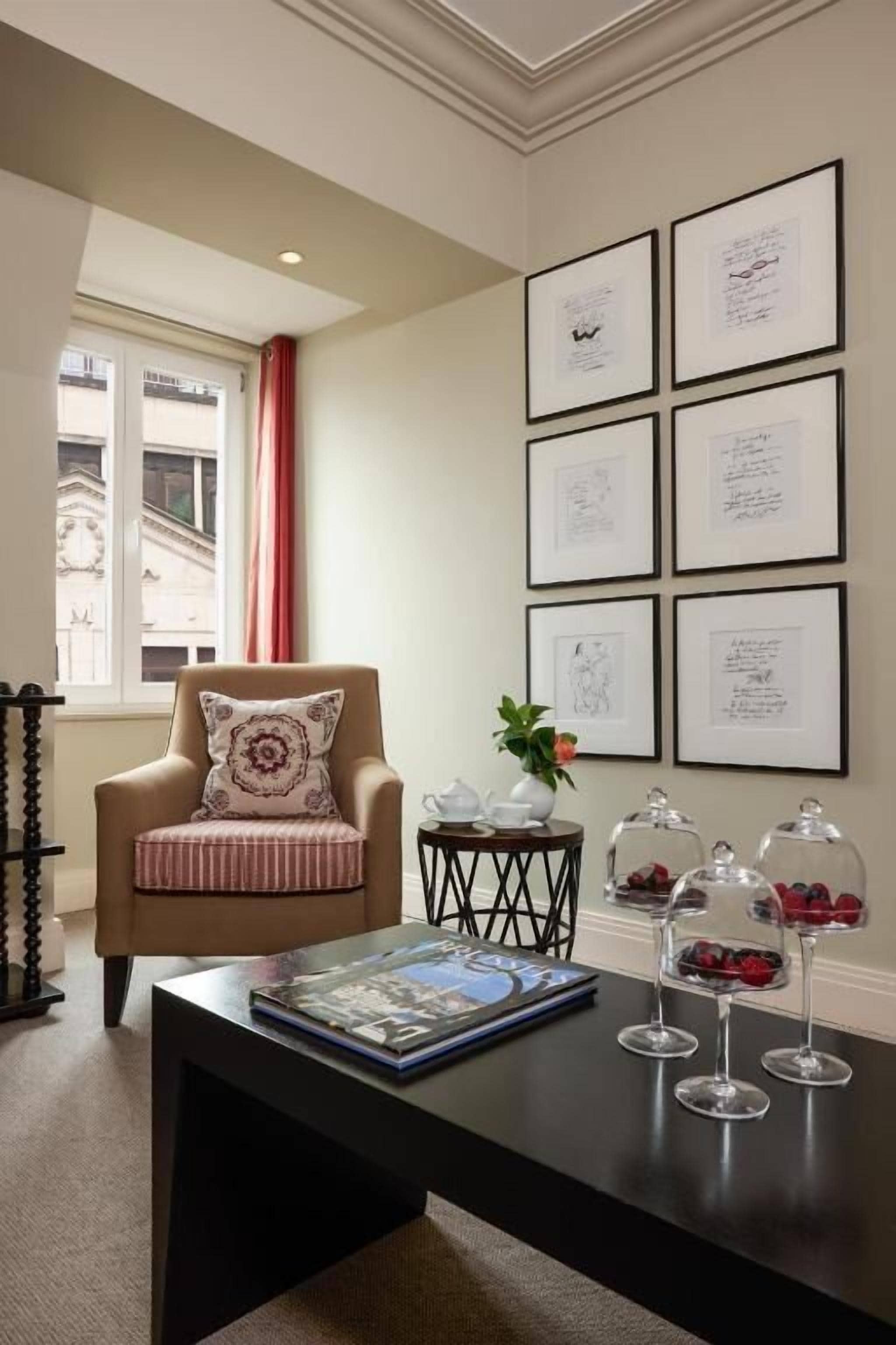 deluxe junior suite | living area | flat-screen tv, pay films