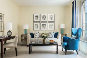 أغطية فراش متميزة وميني بار وخزنة داخل الغرفة ومكتب