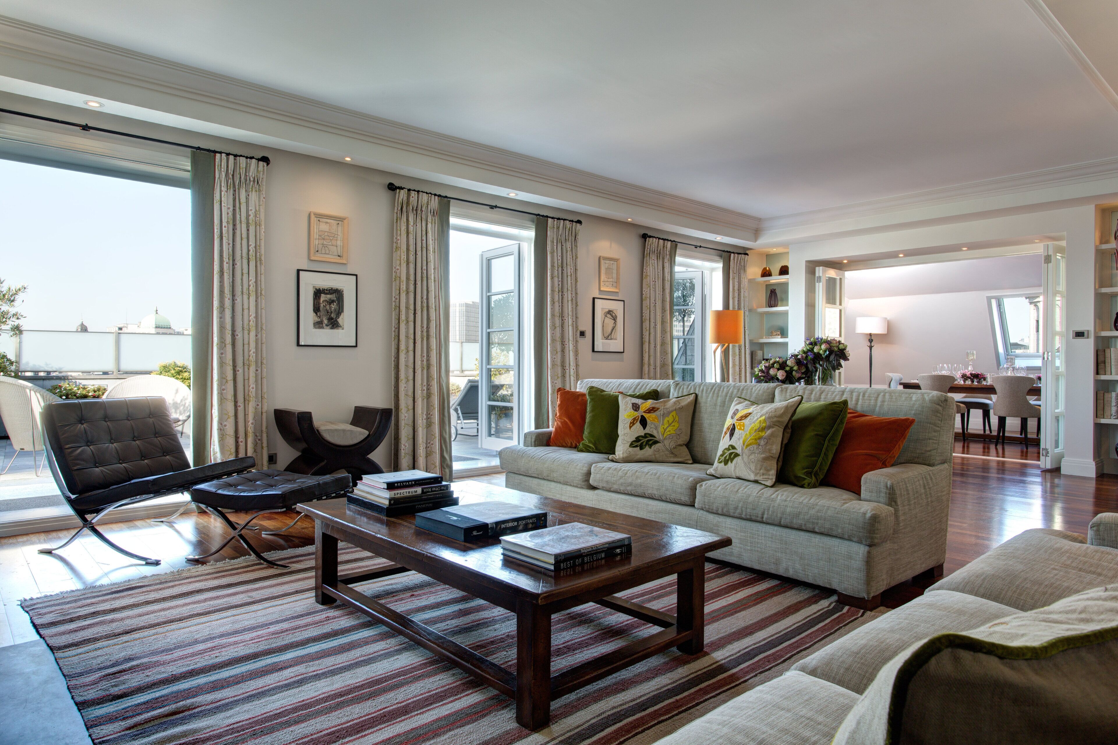 Royal suite (Armand Blaton) | Luxe beddengoed, een minibar, een kluis op de kamer, een bureau