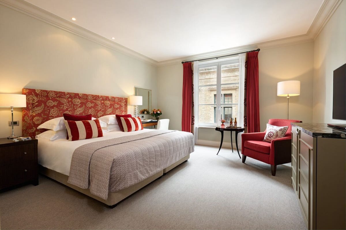 Hochwertige Bettwaren, Minibar, Zimmersafe, Schreibtisch