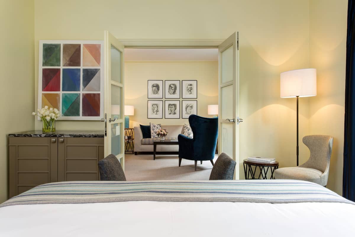 Suite clàssica | Roba de llit d'alta qualitat, minibar i caixa forta a l'habitació 