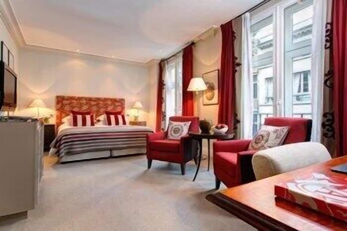 Hochwertige Bettwaren, Minibar, Zimmersafe, Schreibtisch