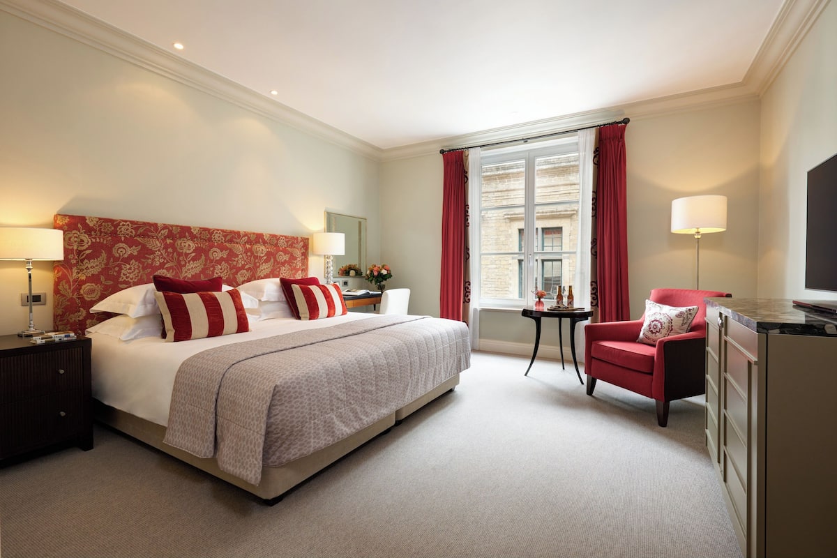 deluxe superior room | premium bedding, minibar, in-room safe, desk