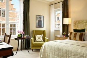 Deluxe Room | Ylelliset vuodevaatteet, minibaari, tallelokero huoneessa, työpöytä