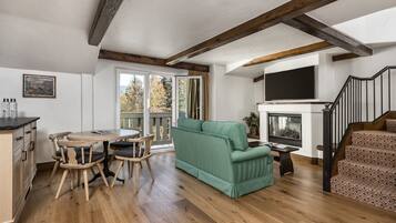 Suite, 2 habitaciones (Golden Peak Bi-Level) | Ropa de cama de alta calidad, minibar, caja fuerte y escritorio