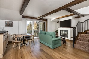 Golden Peak 2 Bedroom Suite 1 King and 2 Twins Bi Level | Premium bedding, minibar, in-room safe, desk - Sonnenalp (Vail)