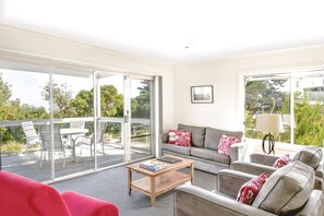 标准公寓, 2 间卧室, 无烟房, 厨房 (Lake King Townhouse) | 起居区 | 平板电视