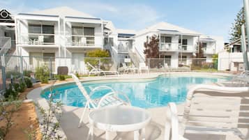 Een binnenzwembad en een buitenzwembad